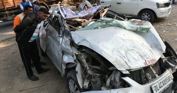 दिल्ली में डिवाइडर और खंबे से टकराई कार, वेट लिफ्टिंग के चार खिलाड़ियों की मौत 