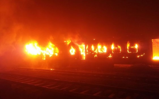 पटना-मोकामा पैसेंजर ट्रेन में लगी भीषण आग, 6 बोगियां जलकर खाक 