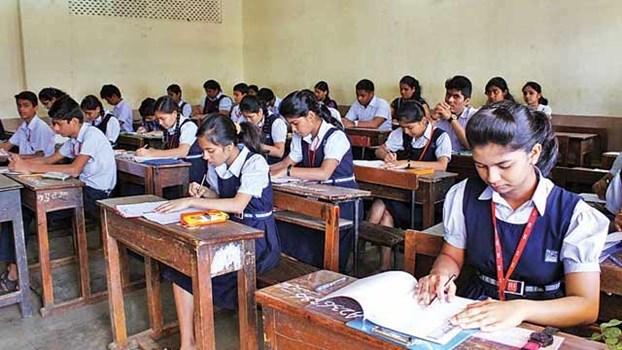 महेंद्रगढ़: जिला शिक्षा अधिकारी ने की अनूठी पहल, घर-घर जाकर रात्रि प्रेरणा अभियान किया शुरू