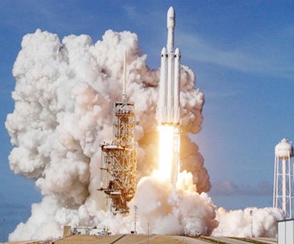 अमेरिका ने लॉन्च किया दुनिया का सबसे शक्तिशाली रॉकेट 'फॉल्कन हेवी', साथ में भेजी गई स्‍पोर्ट्स कार