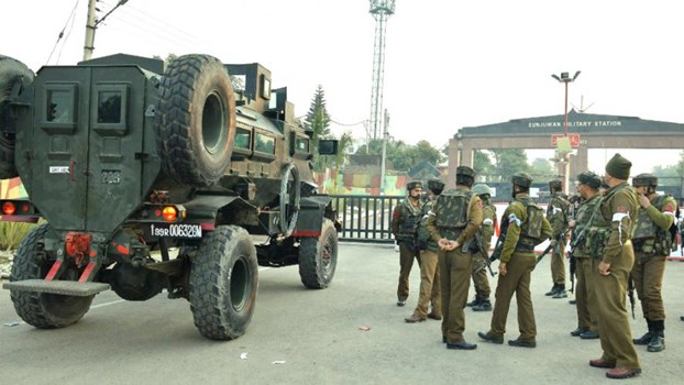 श्रीनगर: CRPF कैंप पर आतंकवादी हमले की साजिश नाकाम, AK-47 से लैस थे आतंकी