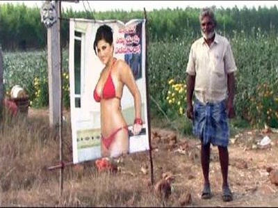 आंध्र प्रदेश: इस वजह से किसान ने अपने ही खेत में लगाया सनी लियोनी का बिकीनी पोस्टर 
