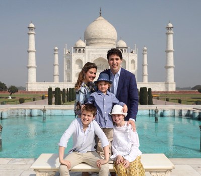 कनाडा के PM जस्टिन ट्रूडो 7 दिन के दौरे पर पहुंचे दिल्ली, किया ताजमहल का दीदार 