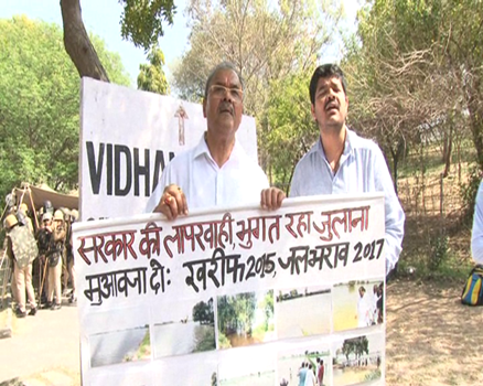 इनेलो विधायक परमिंदर ढुल ने  विधानसभा के बाहर किया प्रदर्शन, किसानों के लिए की मुआवजे की मांग