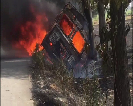 हरियाणा: खेत में आग के धुंए से बड़ा ट्रक हादसा, लाखों रुपए का सामान जलकर राख