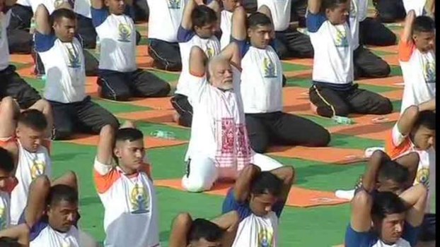 International Yoga Day : PM मोदी ने 55 हजार लोगों के साथ किया योगासन, बोले- हेल्थ इंश्योरेंस हैं योग