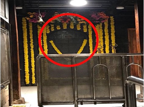 शिरडी मंदिर में उभरा साईं बाबा का चित्र, तस्वीर हुई वायरल 