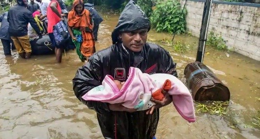 भीषण बाढ़ से जूझ रहे केरल वासियों को मिली राहत, राज्य में रेड अलर्ट खत्म 