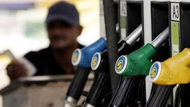 केंद्र सरकार ने दी जनता को राहत, 14 राज्यों में पेट्रोल-डीजल पांच रुपये तक हुआ सस्ता