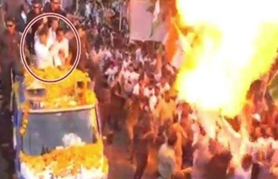 राहुल गांधी रोड शो के दौरान बाल-बाल बचे, स्वागत की आरती से गुब्बारों में लगी आग 