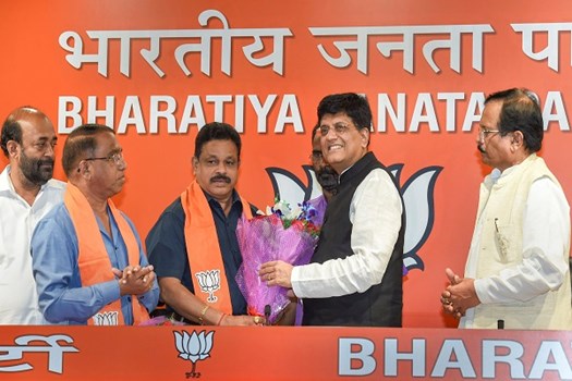 गोवा में अमित शाह का मास्टर स्ट्रोक, BJP में शामिल हुए INC के दो विधायक
