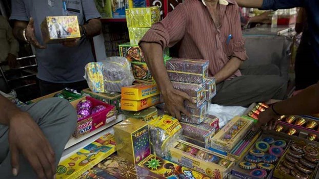 दिवाली पर पटाखे बेचने के लाइसेंस को लेकर हाईकोर्ट ने दिए कड़े निर्देश
