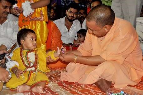 CM योगी आदित्यनाथ के गोरखपुर दौरे का तीसरा दिन आज, 101 कन्याओं को कराया भोजन