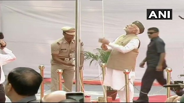 आजाद हिंद सरकार की 75वीं वर्षगांठ पर PM नरेंद्र मोदी ने फहराया राष्ट्रध्वज