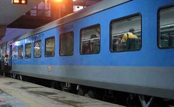 Indian Railway: AC कोचों से 21 लाख तौलिए, कंबल, बेडशीट गायब