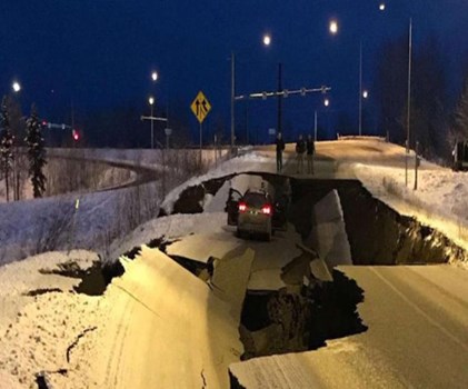 अमेरिका: अलास्का में भूकंप के जबरदस्त झटके, बीच से फट गईं सड़कें 