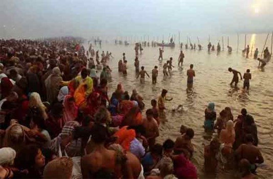 मकर संक्रांति: गंगा तटों पर उमड़ी लोगों की भीड़, ऐसे मनाएं त्योहार