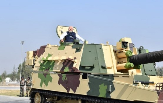 सेना को सौंपा पूरी तरह से देश में बनी तोप K-9 वज्र, PM मोदी ने की K-9 वज्र होवित्जर तोप की सवारी 
