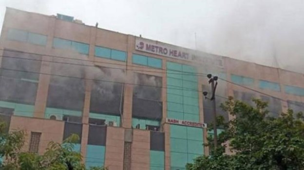 नोएडा: मेट्रो अस्पताल में लगी भीषण आग, शीशे तोड़कर निकाले गए मरीज 