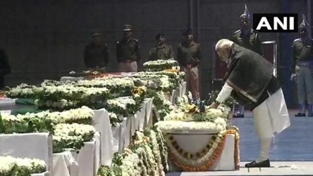 पुलवामा हमला: PM मोदी ने 40 शहीदों को परिक्रमा कर श्रद्धांजलि दी