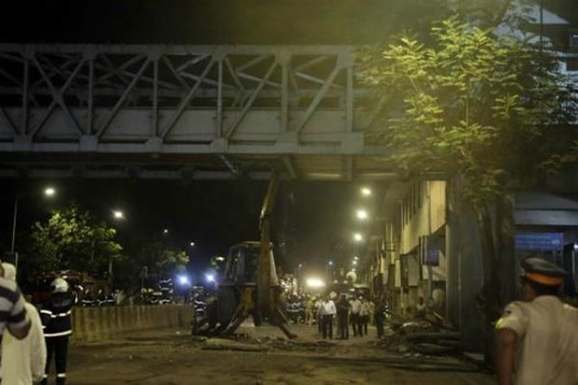 मुंबई फुटओवर ब्रिज हादसा: लाल बत्ती की वजह से बची कई लोगों की जान 