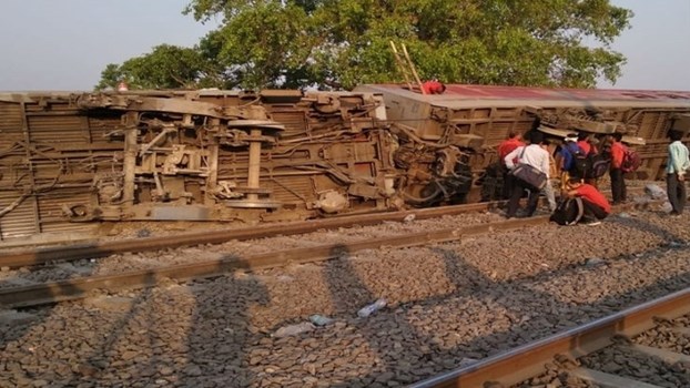   कानपुर में देर रात बड़ा ट्रेन हादसा, पूर्वा एक्सप्रेस के 12 डिब्बे पटरी से उतरे