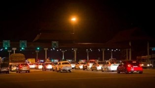 गुरुग्राम टोल प्लाजा पर महिलाकर्मी को जड़ा थप्पड़, CCTV में कैद हुई घटना