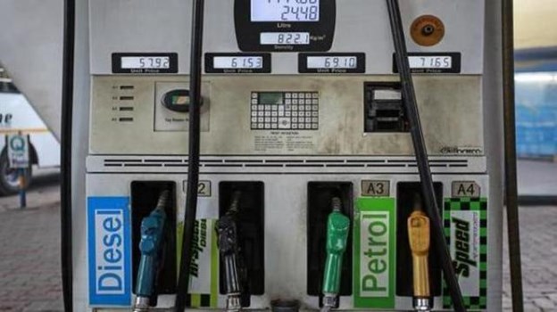 सरकार के फैसले का असर शुरू, पेट्रोल-डीजल के दाम 2 रुपये 50 पैसे बढे