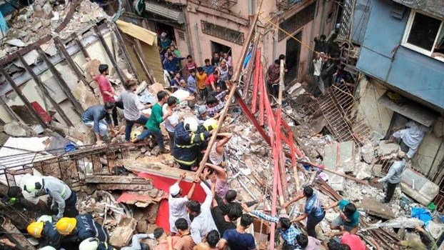मुंबई में 4 मंजिला इमारत गिरी, 40 से ज्यादा लोगों के दबे होने की आंशका, राहत बचाव कार्य जारी