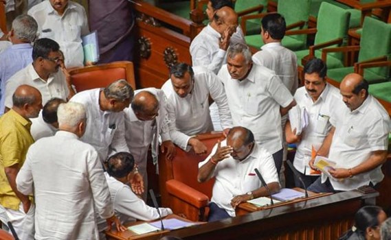 कर्नाटक सियासत: सुप्रीम कोर्ट का फैसला, विधायकों के इस्तीफे पर स्पीकर ले फैसला