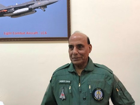 राजनाथ सिंह ने स्वदेशी लड़ाकू विमान तेजस में भरी उड़ान, तेजस में उड़ान भरने वाले पहले रक्षा मंत्री 