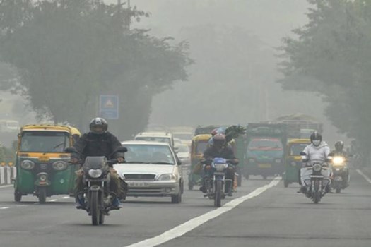 दिल्ली-एनसीआर की हवा की गुणवत्ता गंभीर श्रेणी में, स्मॉग की वजह से गाड़ियों की रफ्तार हुई धीमी