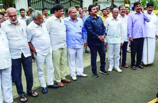कर्नाटक: JDS-कांग्रेस के 17 अयोग्य विधायकों को सुप्रीम कोर्ट से बड़ी राहत, लड़ सकेंगे उपचुनाव