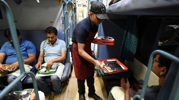 Indian Railways: अब ट्रेन में चाय व खाने के लिए चुकाने होंगे ज्यादा पैसे, जानें कितने लगेंगे चार्ज