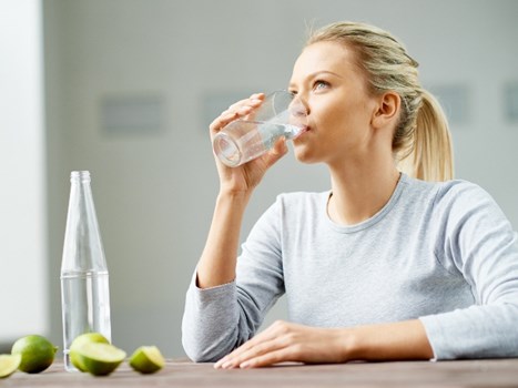 आखिर खाना खाने के बाद क्यों तुरंत नहीं पीना चाहिए पानी? ये होते है शरीर को नुकसान