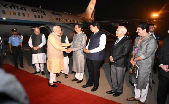 CM उद्धव की PM मोदी से पहली मुलाकात, एयरपोर्ट पर स्वांगत के लिए पहुंचे 