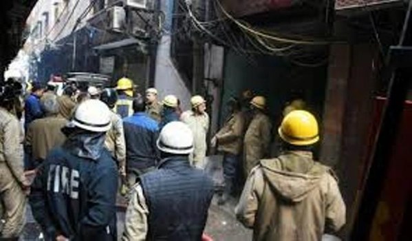 दिल्ली आग हादसा: केजरीवाल ने किया मुआवजा देने का एलान और7 दिन में मांगी रिपोर्ट