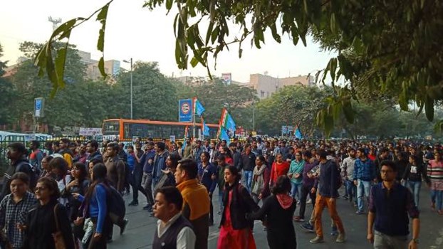 JNU छात्रों ने निकाला फीस वृद्धि को लेकर मार्च, पुलिस ने किया लाठीचार्ज