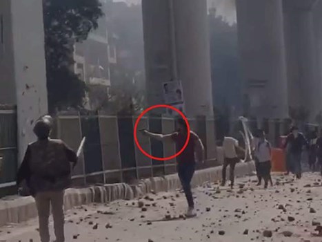 CAA Protest: सीलमपुर में पुलिसवाले के सामने युवक ने चलाईं 8 गोलियां, मौजपुर में हेड कांस्टेबल की मौत