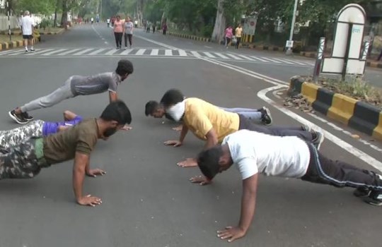 Corona Effect: महाराष्ट्र में जिम बंद के चलते सड़क पर एक्सरसाइज कर रहे है लोग, देखें तस्वीरें