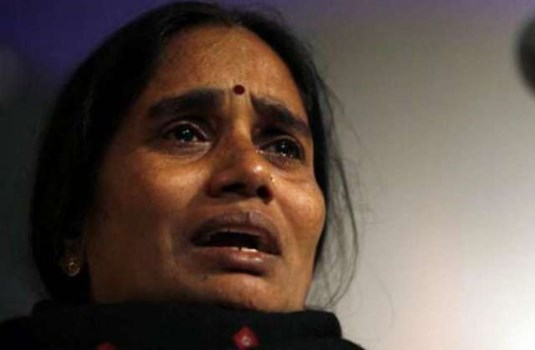 इंसाफ मिलने के बाद बेटी की तस्वीर को गले लगाकर बोलीं निर्भया की मां- आखिरकार तुम्हें न्याय मिला