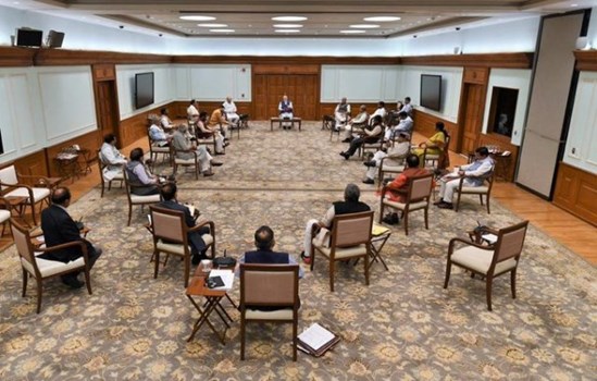 कोरोना: कैबिनेट मीटिंग में PM मोदी के साथ मंत्रियों ने फॉलो किया सोशल डिस्टेंसिंग का फॉर्मूला