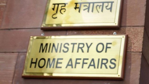 लॉकडाउन: गृह मंत्रालय ने दिल्ली सरकार के दो अधिकारियों को किया निलंबित, 2 को भेजा नोटिस