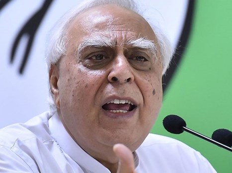 लॉकडाउन: कपिल सिब्बल का मोदी सरकार पर वार, कहा- 'एक भारत रामायण देख रहा, दूसरा घर जाने की राह'