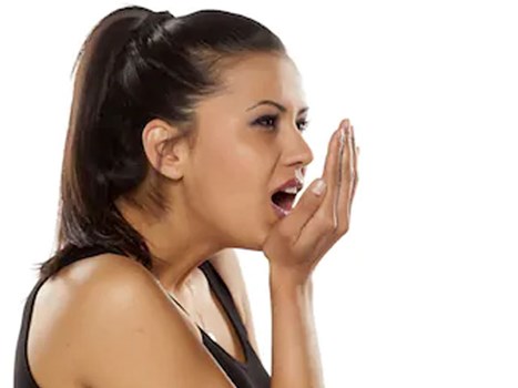 मुंह से बदबू आने से हैं परेशान, तो छुटकारा पाने के लिए अपनाएं ये आसान तरीके