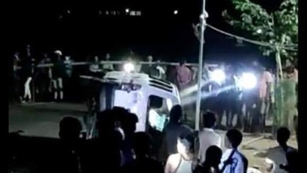 महाराष्ट्र में पुलिस के सामने मॉब लिंचिंग, साधुओं की पीट-पीटकर हत्या  