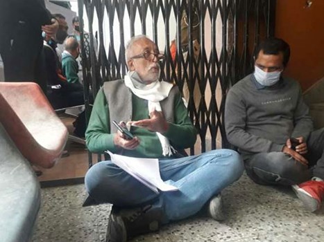 विधायक राकेश सिंघा का उपायुक्त कार्यालय  में SDM दफ्तर के बाहर धरना 24 घंटे से जारी