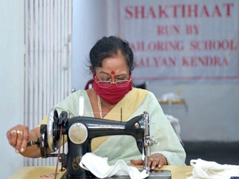 कोरोना संकट के बीच गरीबों की मदद के लिए देश की फर्स्ट लेडी सविता कोविंद बना रहीं है मास्क