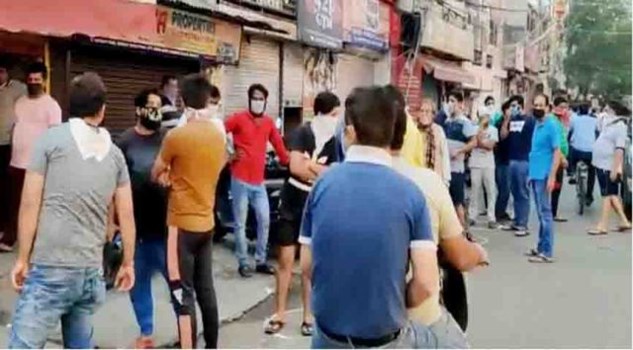   दिल्ली के 4 जिलों में शराब की दुकानें हुई बंद, लोगों ने जमकर उड़ाई सोशल डिस्टेंसिंग की धज्जियां 