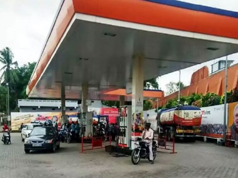 शराब के बाद अब दिल्ली में पेट्रोल-डीजल हुआ महंगा, केजरीवाल सरकार ने बढ़ाया वैट